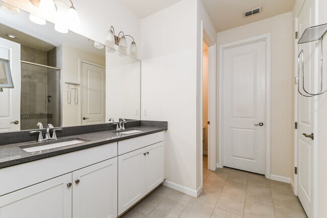 Building Photo - *** Bayshore 3 bed 2 bath *** Resort-Style Amenities and Pet friendly ***