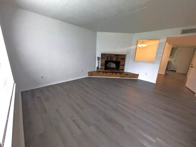 Building Photo - Townhome in the Heart of Beaumont!