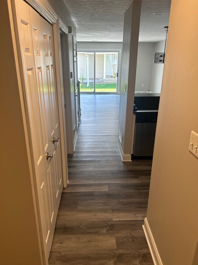 Building Photo - 2 Bedroom  2 1/2 Bath Condo