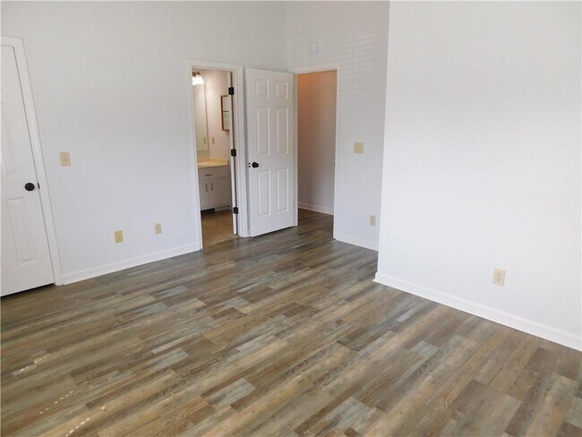 Building Photo - 137 Riverside Dr