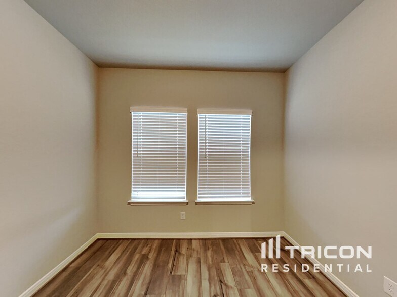 Building Photo - 13630 Paxton Blvd