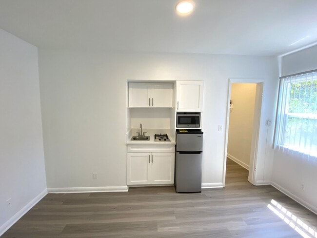 Interior Photo - 944 Tiverton Avenue