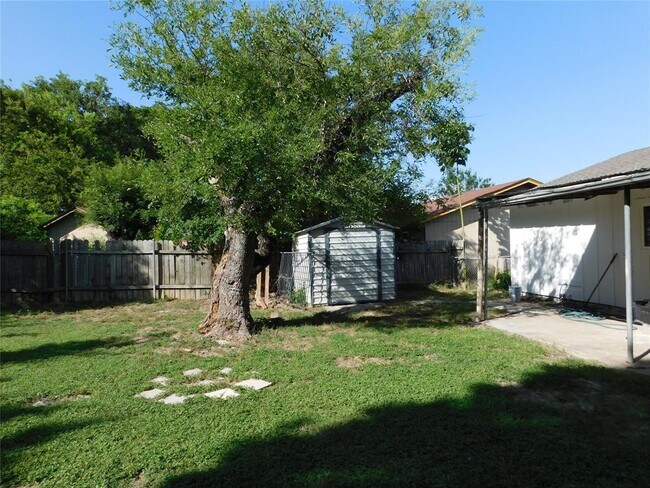 Building Photo - 10100 Woodglen Dr