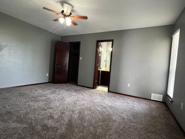 Building Photo - 4016 SW Mesquite Dr