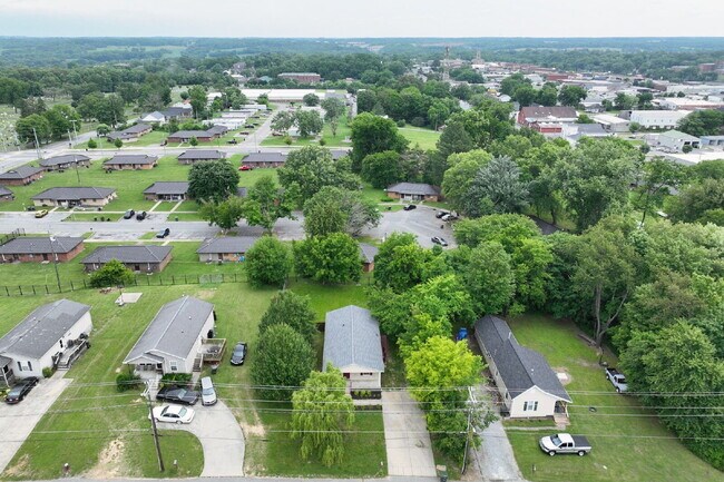 Building Photo - Springfield Gem! 3BR/2BA with Big Yard, St...