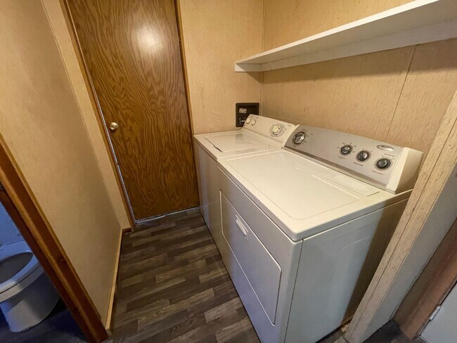 Building Photo - 3 Bedroom/ 2 Bath