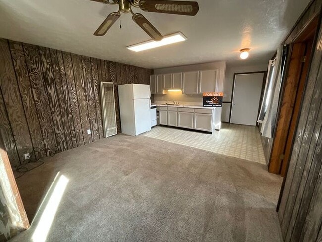 Building Photo - 1 bedroom 1 bath- Home All utilities included. Pet Friendly!