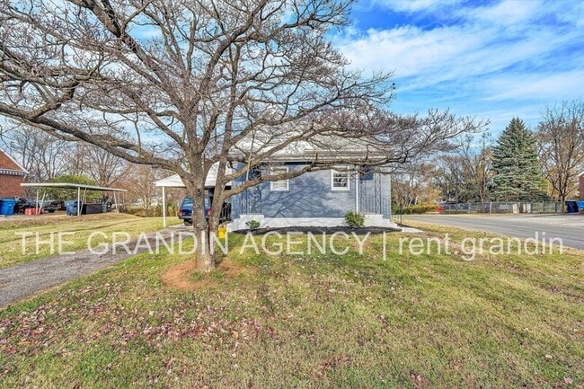 Building Photo - 3203 Roundhill Ave NW