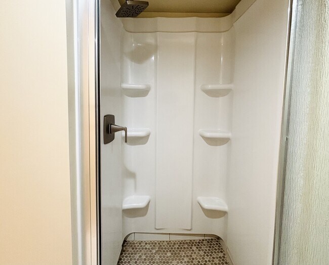 Building Photo - 925 Wilson Ave S