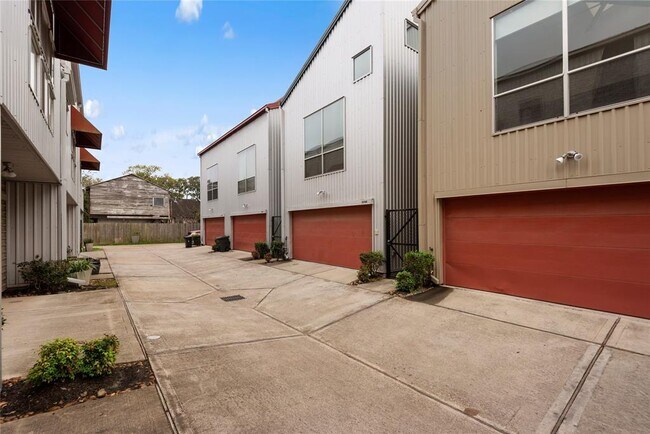 Building Photo - 3044 Commerce St