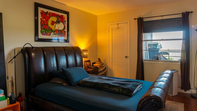 Building Photo - 4016 Lincoln A