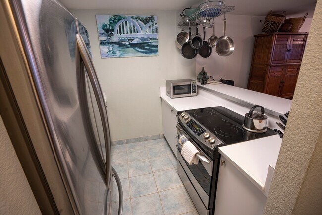 Building Photo - BEACH FRONT 2/2/1pkg, furnished condo on Waialua's O'ahu's North Shore