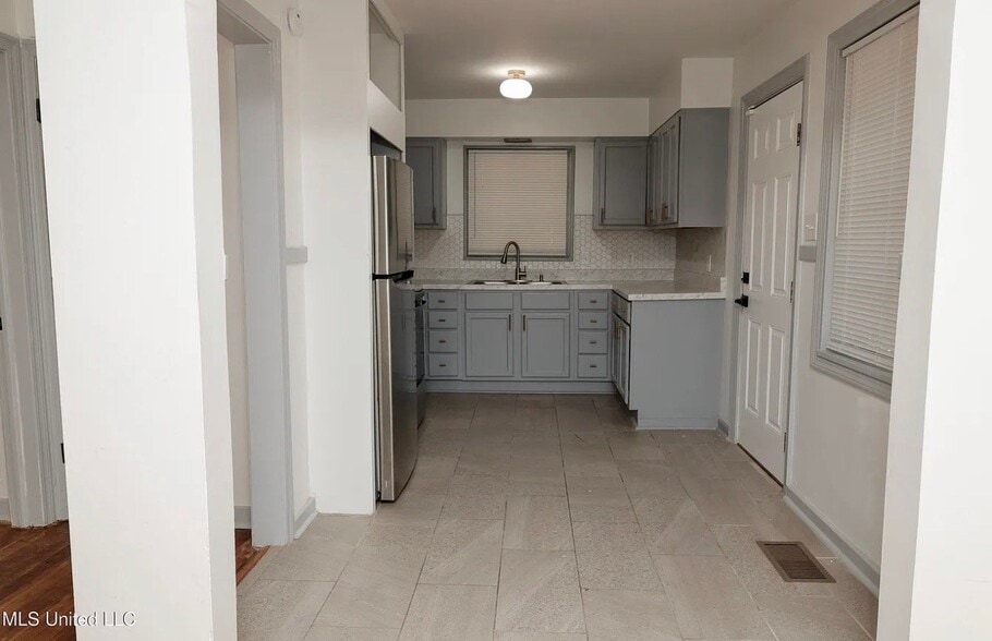 Building Photo - 4352 Ridgewood Cir