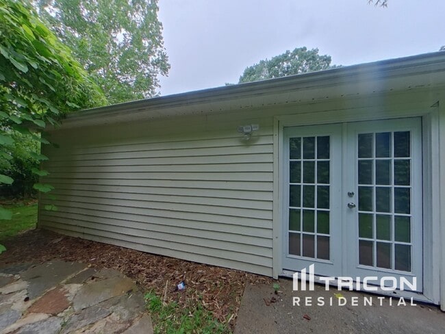 Building Photo - 2943 Pebblebrook Dr