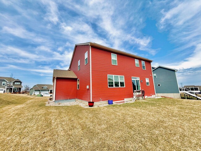 Building Photo - Solar Home!  Beautiful 4bed/3bath Single Family Home in Shakopee
