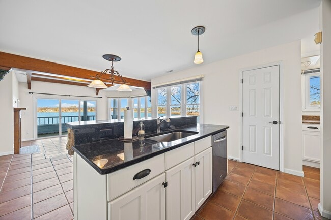 Building Photo - 372 Northwest Dr