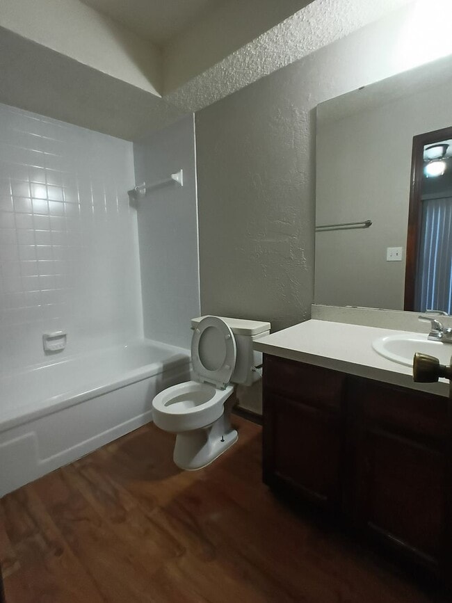 Building Photo - 3 bed, 2 bath - Carl Albert Schools!