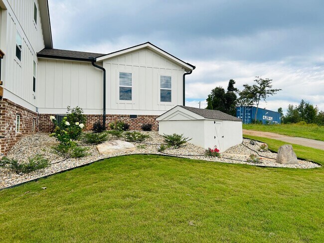 Building Photo - Stunning 4 bedroom 2.5 bath near Downtown Newnan! Must see!