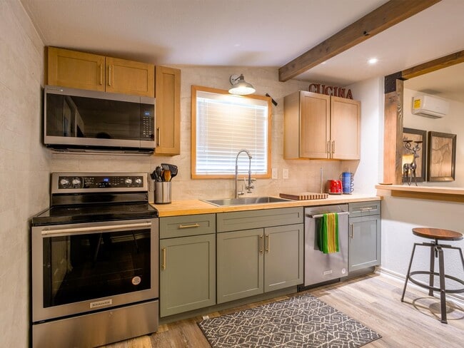 Building Photo - 103 N Ave Q