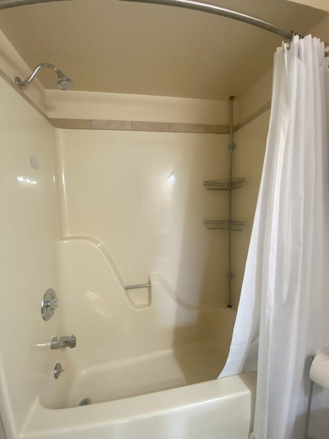 Shared bathroom - 5906 Niles Dr