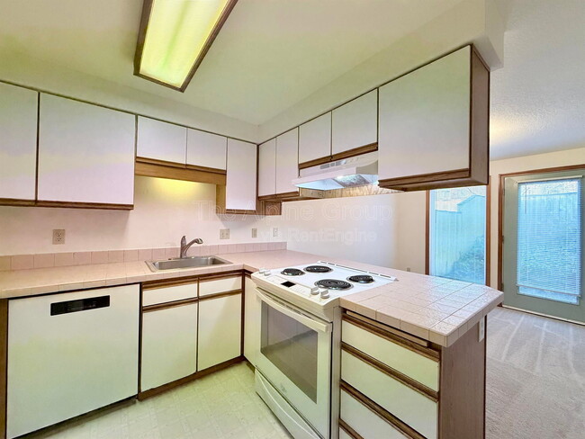 Building Photo - 719 SW Backcourt Pl