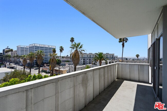 Building Photo - 7135 Hollywood Blvd