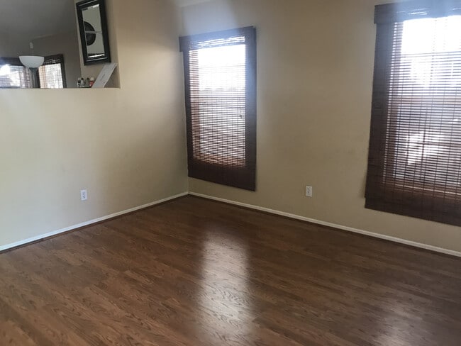 Building Photo - ***Move in Special $1000*** Oceanside Great Location 3 Bedroom Home!