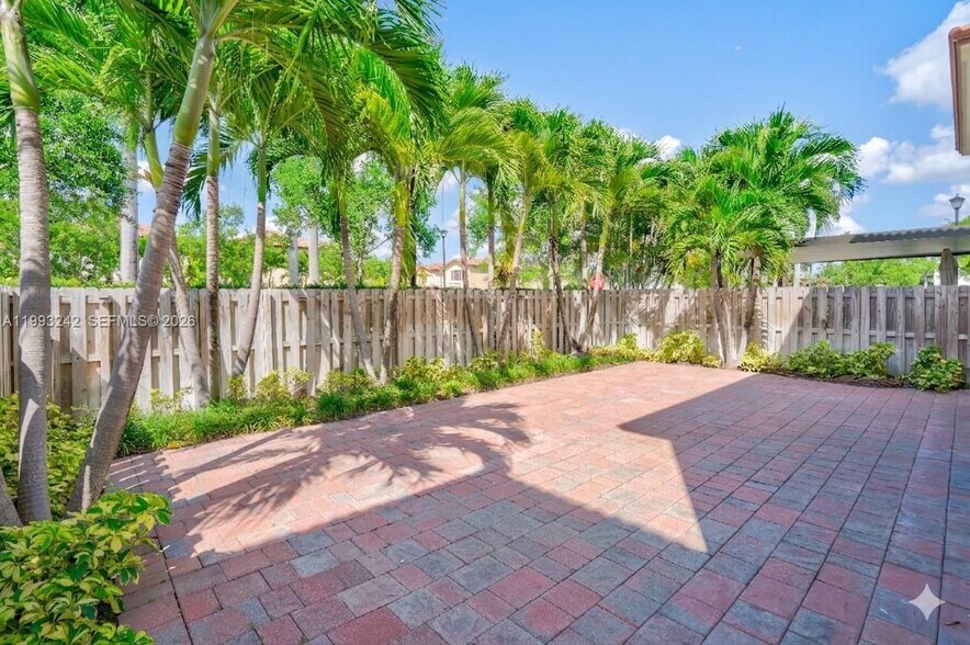 Building Photo - 10021 NW 87th Ter