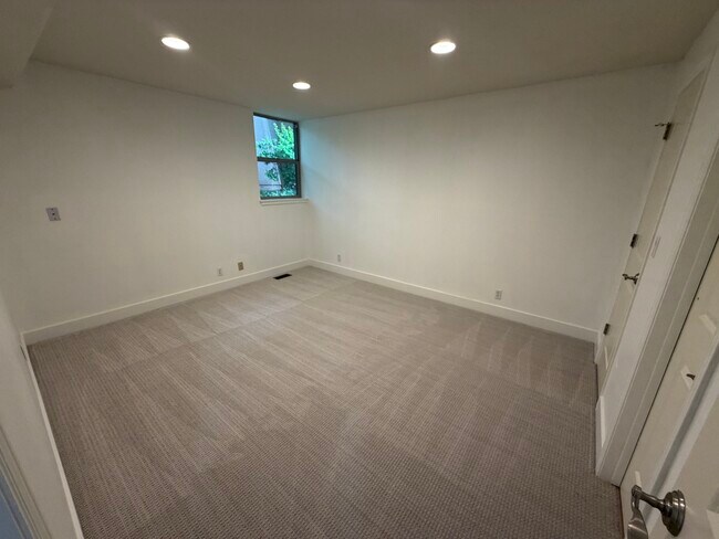 Building Photo - Foothill Dr