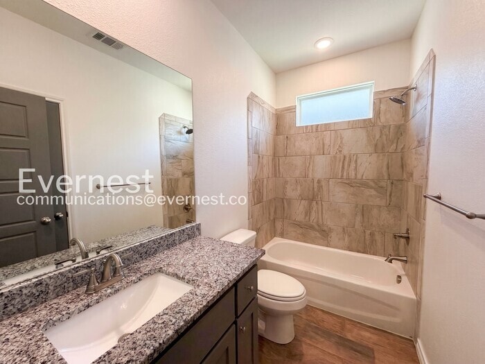 Building Photo - 2207 Hornbeam St