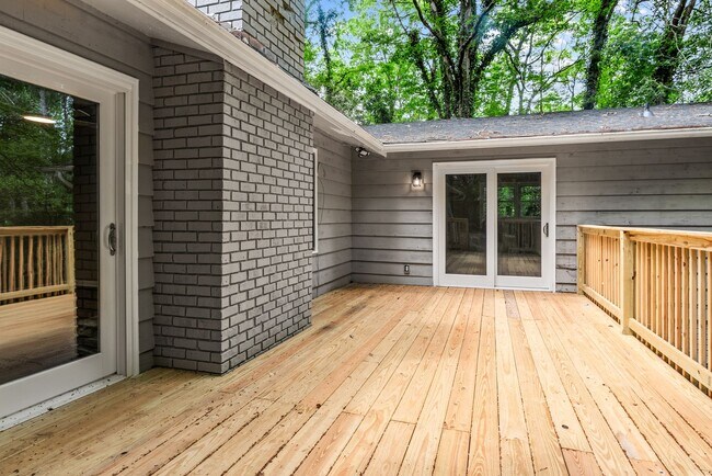 Building Photo - Charming Weatherly Woods Home with In-Law ...