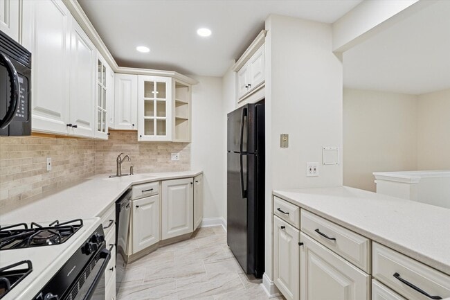Building Photo - Fully Renovated 2B/2B unit in Old Forge Cr...