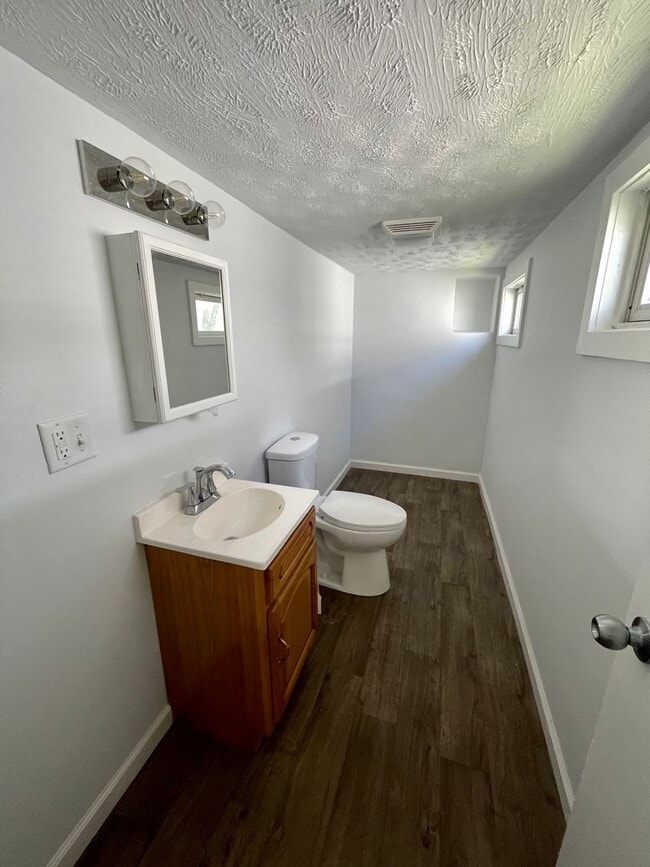 Building Photo - Charming 3-Bedroom, 1.5 Bath Home with Bon...
