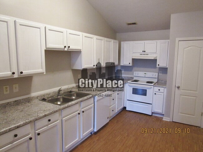 Building Photo - 608 Fisher Creek Dr, Indianapolis, IN 46239