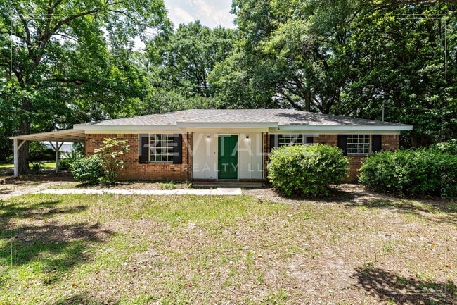 Primary Photo - Beautiful Renovated 3 Bedroom/1 Bathroom H...