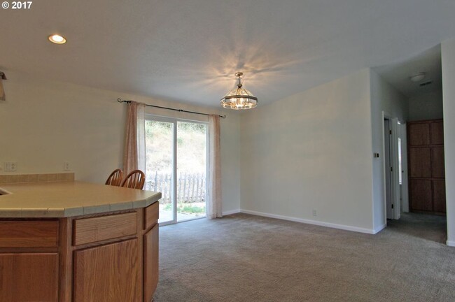 Building Photo - 3 Bedroom Home with Amazing Views