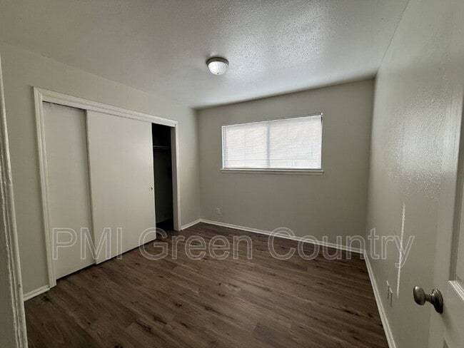 Building Photo - 917 N Yale Ave