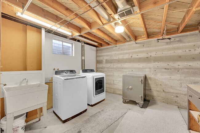 Building Photo - $2,870.00 - HALF OFF First Months' Rent - 3 Bedrooms, 2 Bathrooms Single Family Home in Arvada wi...