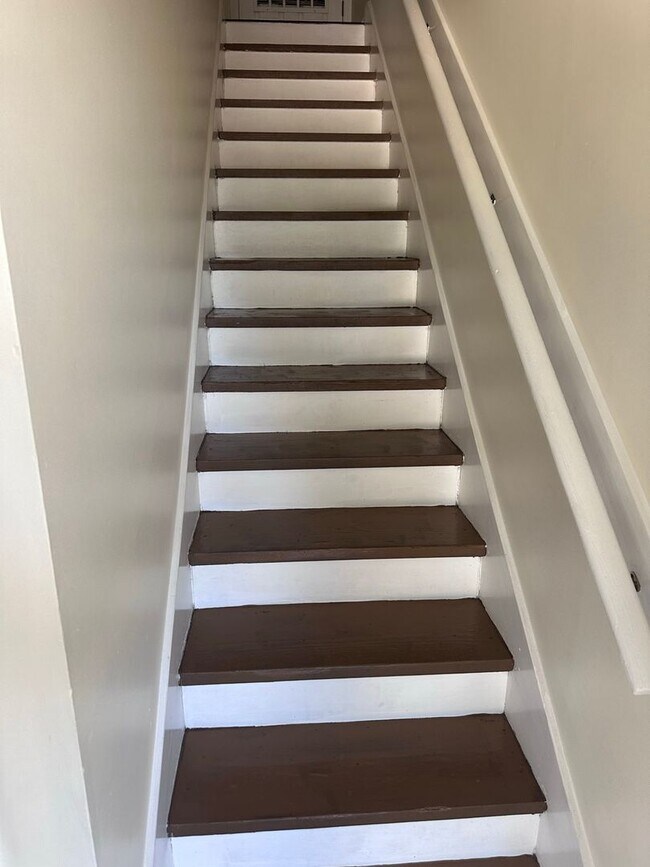 Building Photo - 108 N Gray Ave