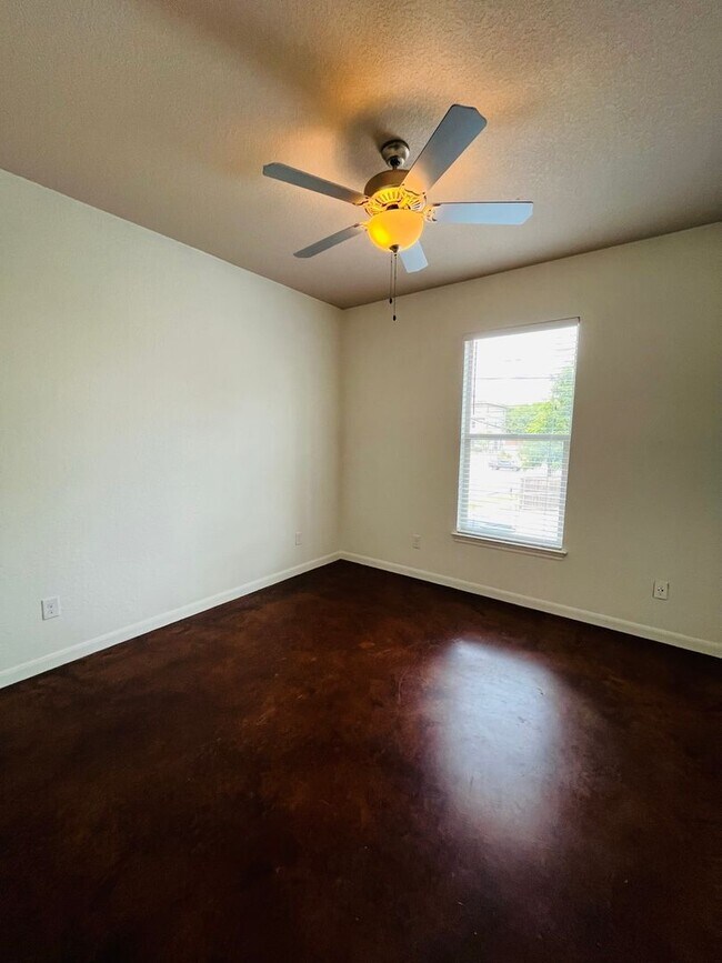 Building Photo - 2801 Sandage Ave