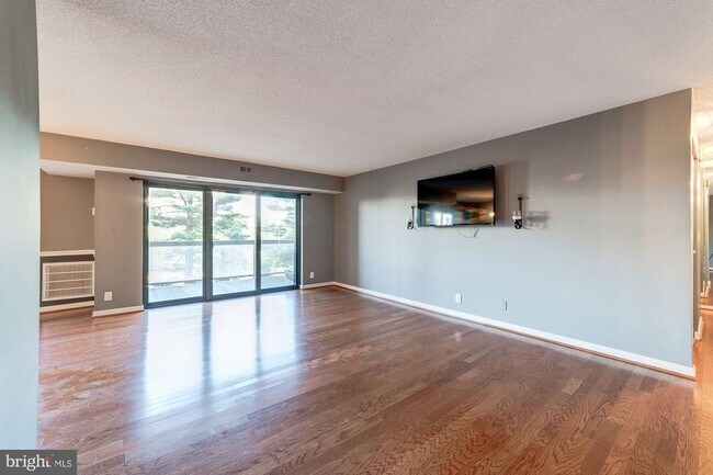 Building Photo - 203 Yoakum Pkwy