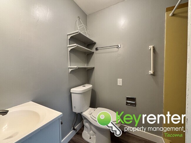 Building Photo - 4 Bedroom 2 Bathroom Tacoma Rental with Ga...