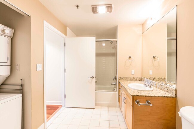 Building Photo - 250 King St