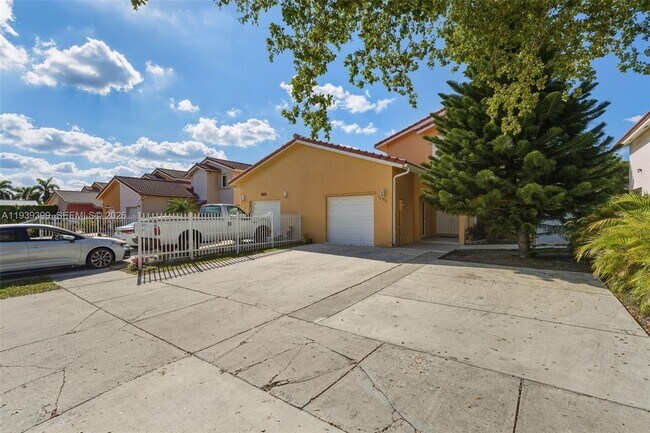 Building Photo - 10912 SW 146th Ave