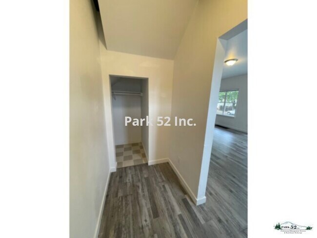 Building Photo - 602 S Sheridan Ave