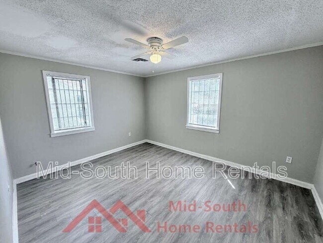 Building Photo - 566 Burlington Cir