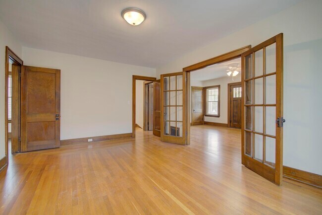Building Photo - 1026 Altavia Ave