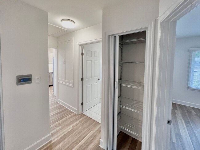 Building Photo - Newly Renovated 3 bed 2 bath With Huge Bac...