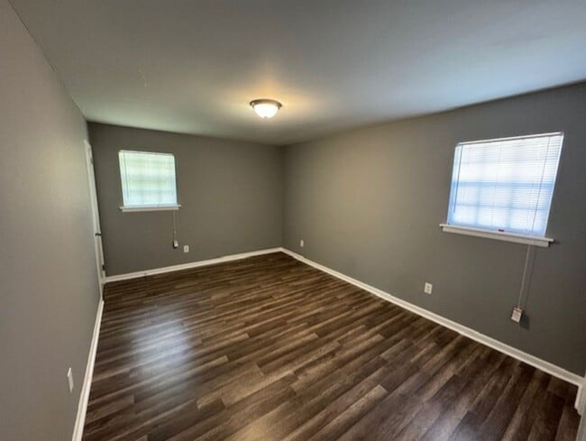 Building Photo - $0 SECURITY DEPOSIT MOVE IN SPECIAL THROUG...