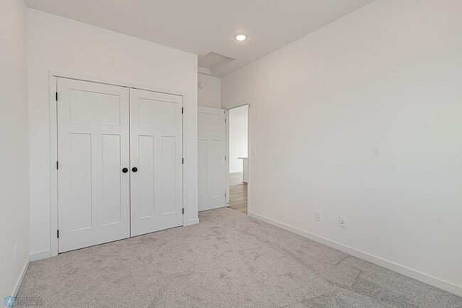 Building Photo - 4 bedroom 2 bathroom house